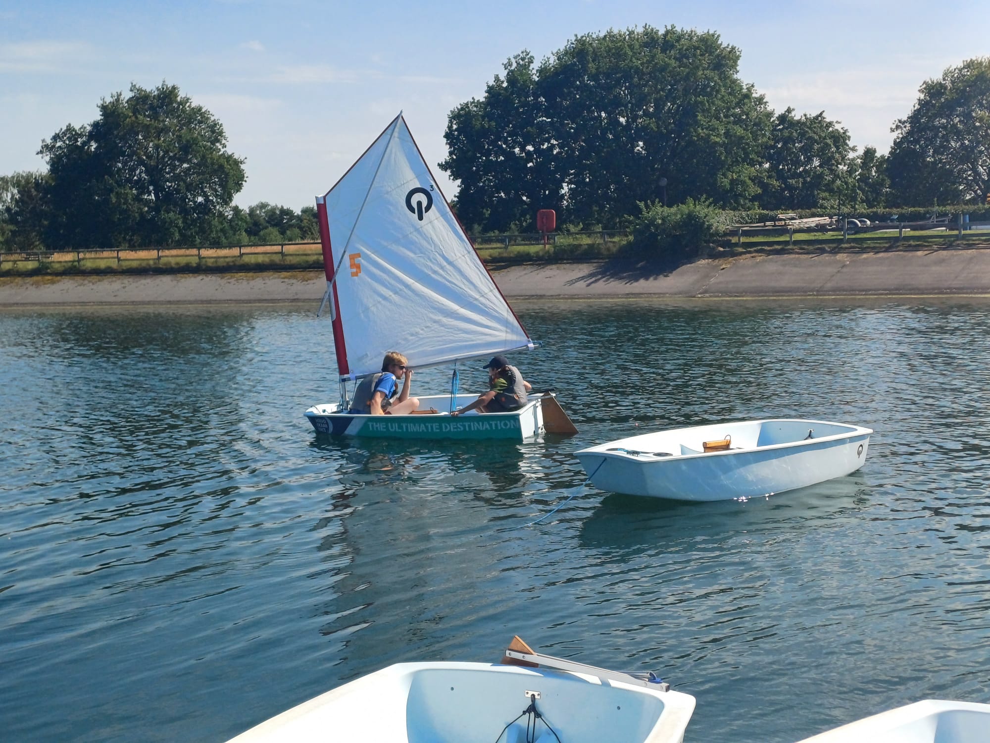 Kinder im Opti am Segeln