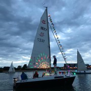 Beleuchtete Boote auf dem Speicherbecken Bild 1