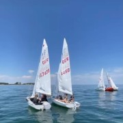 Rege Regattatätigkeit der Zweihandgruppen Bild 8